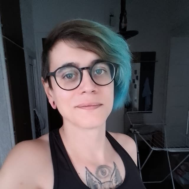 Headshot of Lou Macfly (she/her)